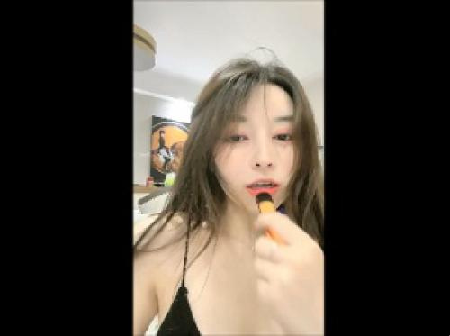 Gadis cantik di rumah selama pandemi